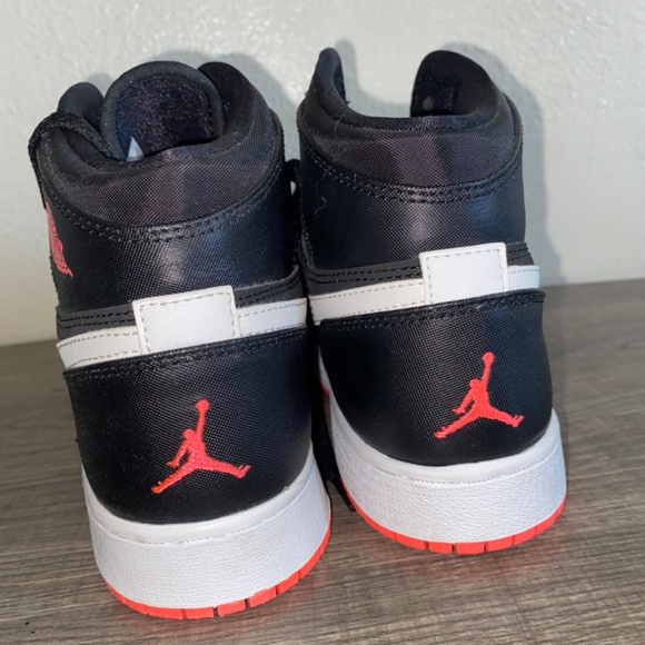 Nike Air Jordans - Picture 2 of 4